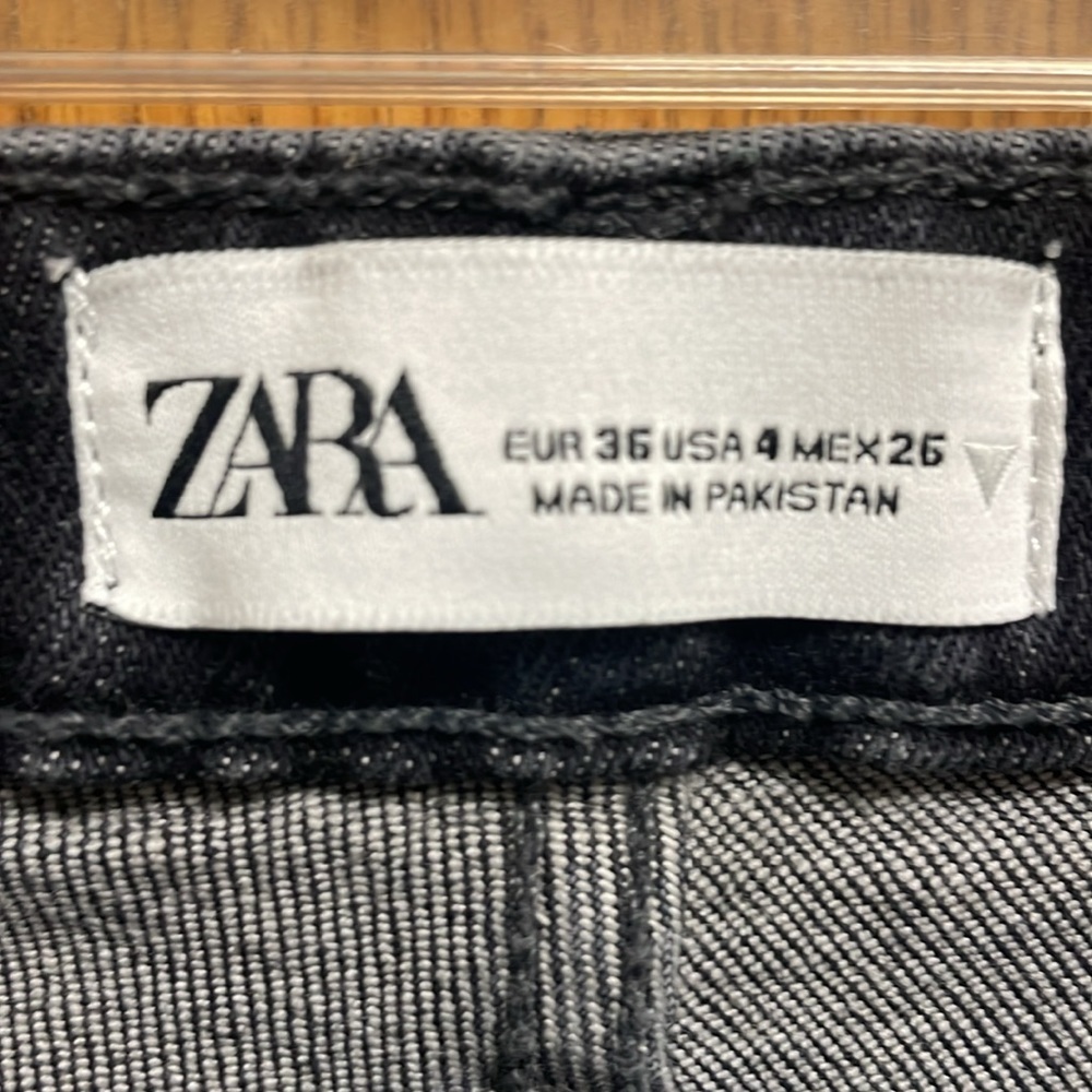 Black ZARA SIZE 4 black jeans. Raw hem that‎ hits just above the ankles. Faded